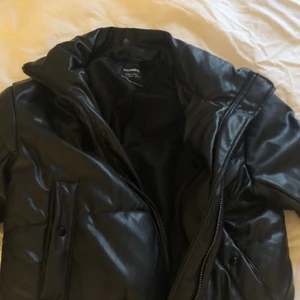 Dunjacka i skinn - Skit snygg dunjacka i skinn imitation från pull and bear som jag köpte förra vintern💞 JÄTTE fint skick och är i storlek S men passar också Xs⚡️⚡️🎸🎸❤️