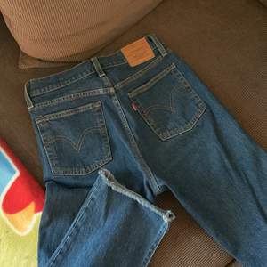 Jeans från levi’s i bra skick. Säljer eftersom dem blivit för små, därav den halvtaskiga bilden som någorlunda visar hur dem satt när dem passade. Passar stl xs/s. Raka i benen.