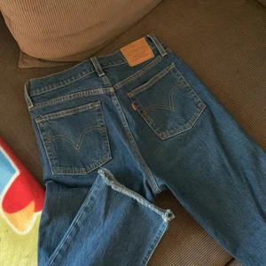 Levi’s mörkblå wedgie straight stl 27 - Jeans från levi’s i bra skick. Säljer eftersom dem blivit för små, därav den halvtaskiga bilden som någorlunda visar hur dem satt när dem passade. Passar stl xs/s. Raka i benen.