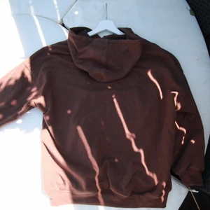 Brun vintage hoodie  - Snygg och boxy Hoodie. Köpt på vintage affär men tyvärr för liten för mig. Storlek S/M 