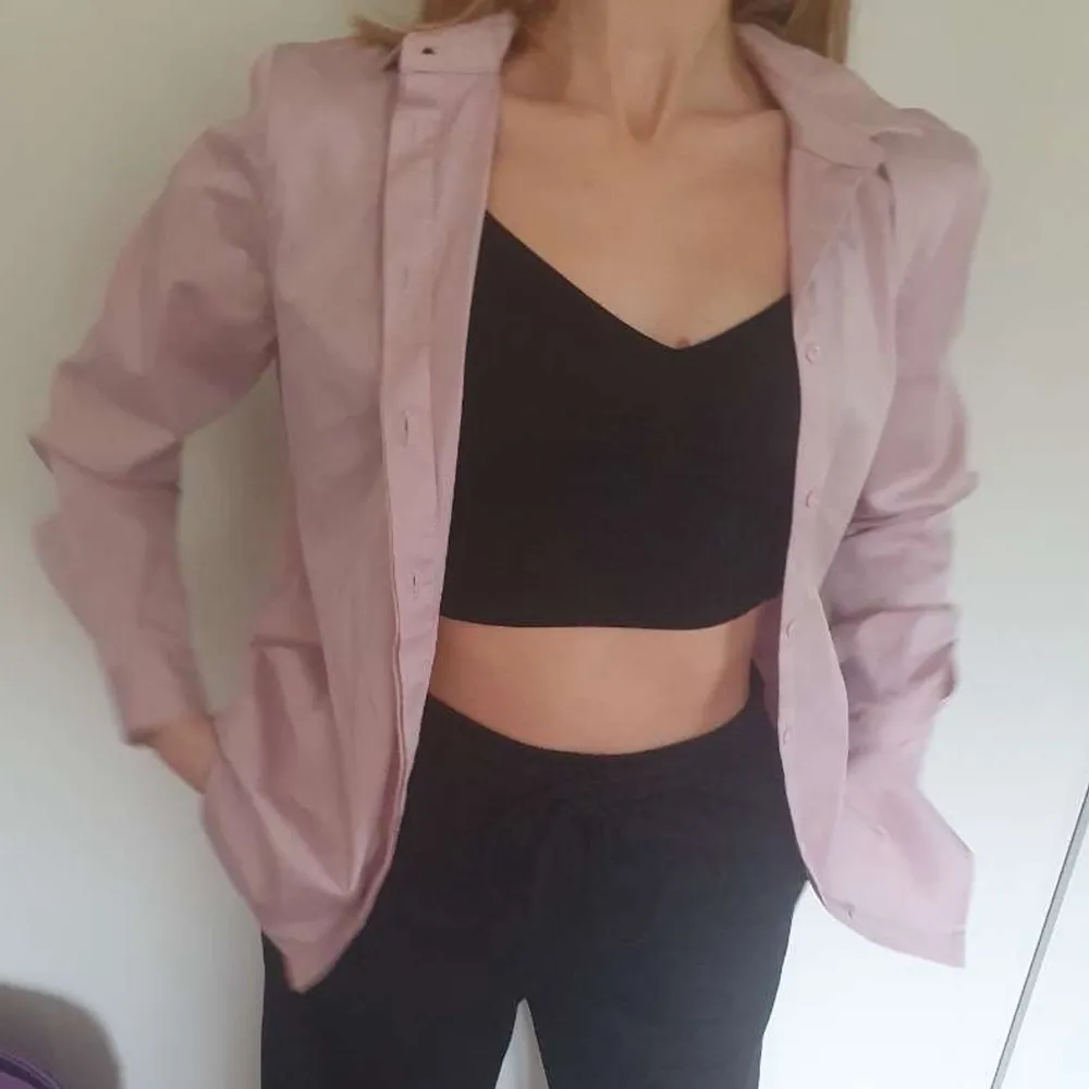 Skjorta från Costercopenhagen i sidenliknande material & rosé färg. Säljes då den är lite för stor för mig, så mycket sparsamt använd. Så snygg oversized eller som överskjorta. Tvättar innan leverans 💞. Skjortor.