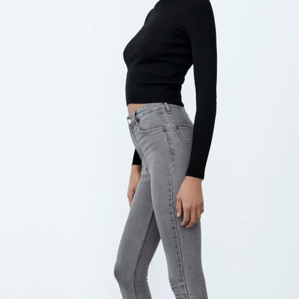 Skinny jeans från ZARA i storlek 34 💓 köp för 70kr + frakt . Jeans & Byxor.