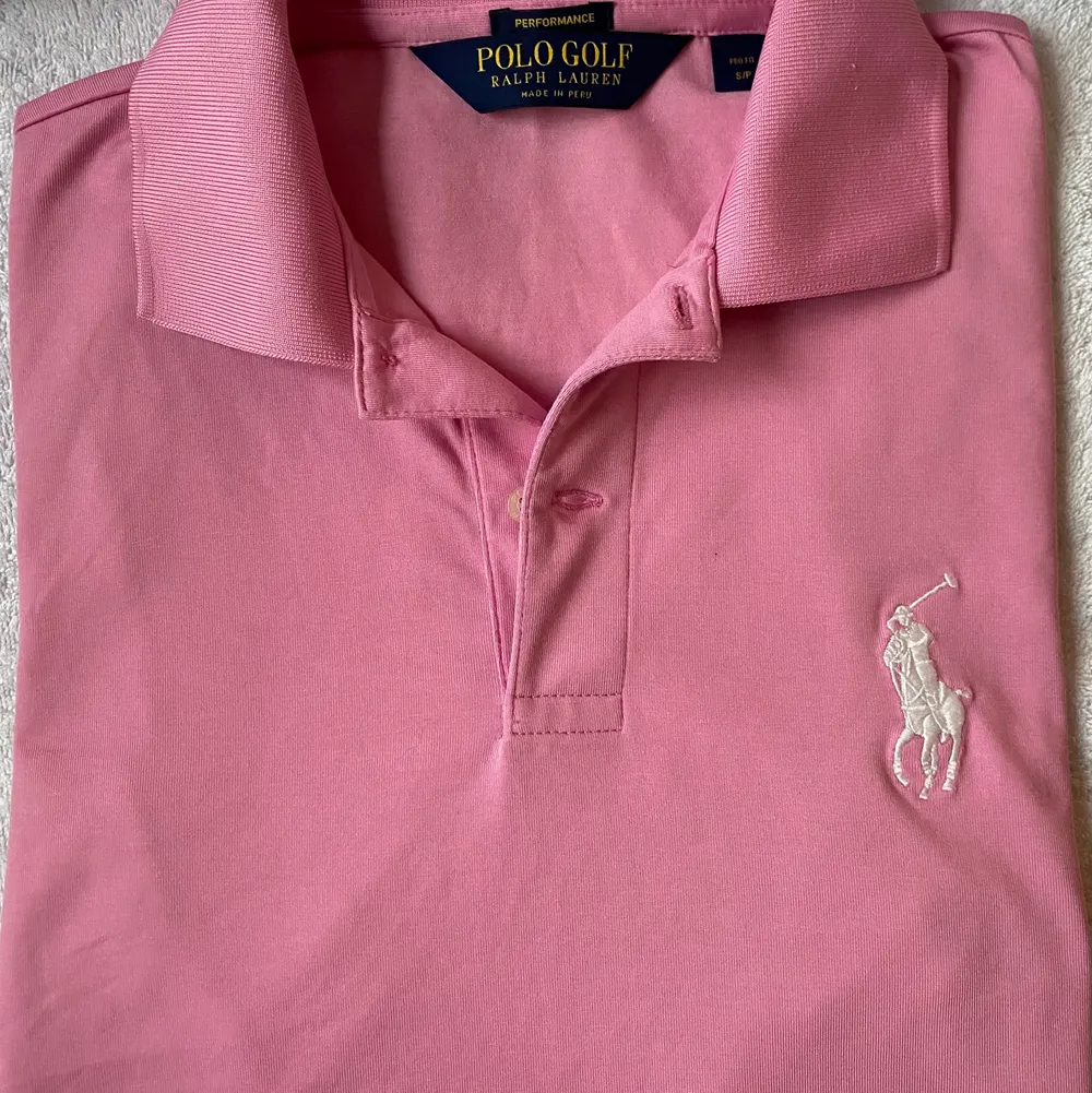 Rosa pikétröja från Ralph Lauren, använd Max 1 gång. Storlek s/p (Small petite) Nypris ca 1000kr . T-shirts.