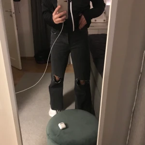 Jeans - Säljer dessa jeans från carlings. Plagget är i super bra skick, inga fläckar eller andra saker. Ordinarie pris 700 ny pris 299