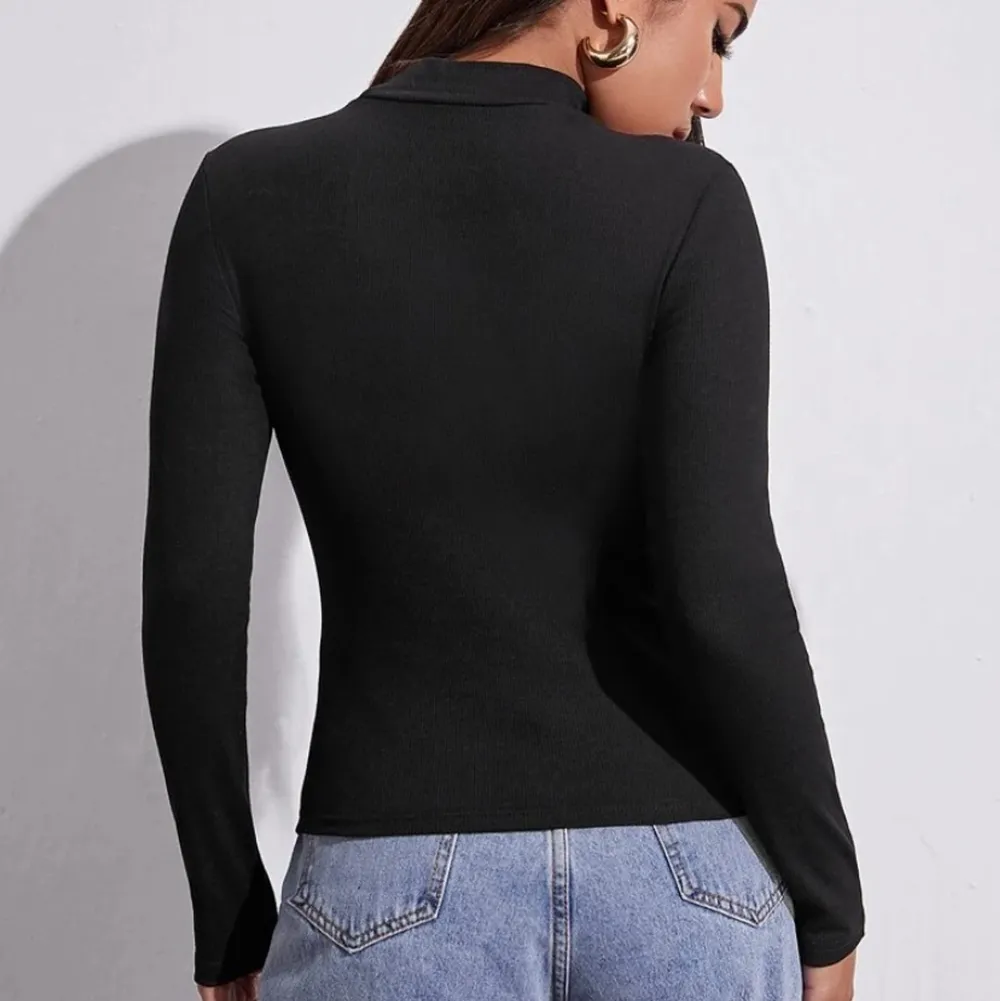 Säljer denna ribbade svarta långärmade tröjan som är nyskick och inte använd! För fler bilder på detaljer eller allmänt frågor, hör av er gärna 🥰💕. Tröjor & Koftor.