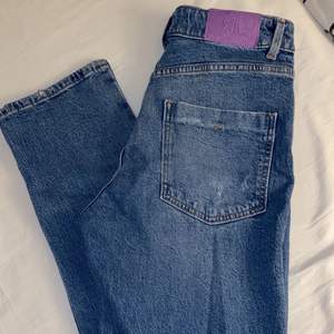 Mom jeans från zara, de är lite höga i midjan och kroppade. För mig som är 170 slutar jeansen vid ankeln. De är i storlek 38 men precis som alla andra zara jeans varierar de jätte mycket i storlek så om man har en stor 36 eller liten 40 passar jeansen hur bra som helst. 