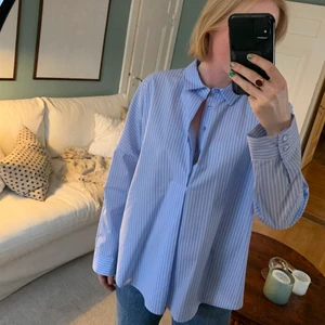 Gina Tricot, skjorta, Strl 38 - Randig skjorta från Gina Tricot, oversize. Halv knäppning