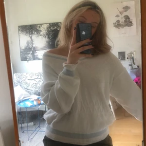 Fila stickad tröja - En fin vit tröja med blåa detaljer från Humana. Används tyvärr inte så mycket som den borde. Den är i bra kvalitet men har en fläck längst ner på tröjan, Därför säljs den lite billigare!💙