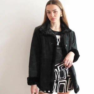 90s mockajacka 🖤 - Superfin mockajacka med fuskpäls, från 90-talet! 🖤 Varm och skön, perfekt nu i höst- och vintervädret 🍁 köpt på Depop för 1200. Aldrig använd av mig, i bra skick. Storlek M men passar även S, kanske XS också om man vill ha lite oversize.