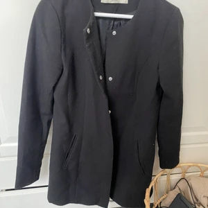 Jacka från VeroModa  - Summen i fickorna är lite trasig, annars bra skick 