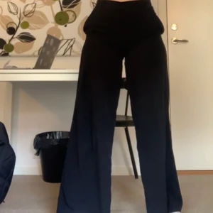 Kostymbyxor - Svarta kostymbyxor, köpta secondhand. Lite små i storleken. Jag är 168
