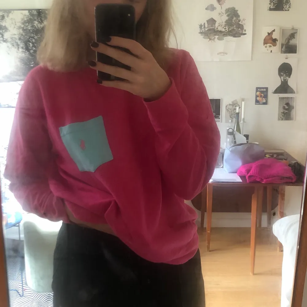 Cool rosa tröja med Ralph lauren ficka som jag köpte på Beyond retro för något år sen men bara använd ett fåtal gånger 💕. Hoodies.