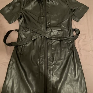 Fake skinn klänning från vero Moda  - Fake skinn klänning från vero Moda i strl L, sitter bekvämt, den är lång till knäna