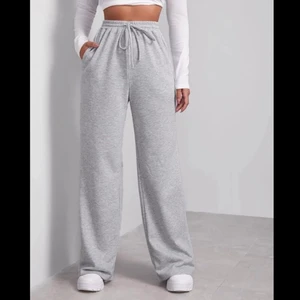 Vida mjukisbyxor strl xs - Säljer nu ett par vida mjukisbyxor från shien, använda en hel den men är fortfarande i bra skick. Jag är 162 cm lång och byxorna går precis till marken. Kontakta mig för frågor eller bättre bilder💕(lånade bilder)