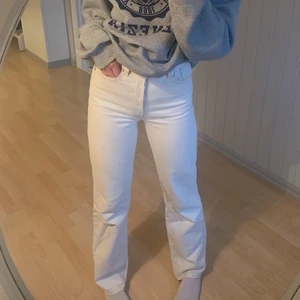 Vita jeans - Vita utsvängda jeans från bikbok. Modellen är tajtare på låren och som sedan utsvängda vid smalbenen. Långa i längden och bekväma. Jag är 168 cm och de går över fötterna på mig. Köpta för 600 kr. Köparen står för frakt ❤️