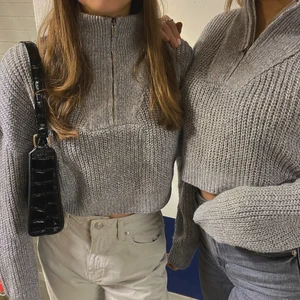 Grå stickad halfzip kofta - Jättemysig grå croppad stickad halfzip tröja 🤍🖤 har flera stickade så tröttnat på denna därför säljer jag, jättefint skick!!