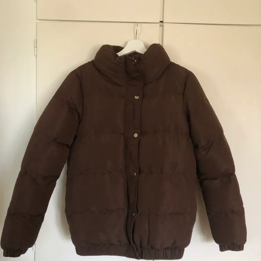 Säljer denna mörkbruna jacka från ASOS i stl S/M. Den är i väldigt fint/nytt skick och inte mycket använd, väldigt varm och mysig till hösten/vintern!🌟. Jackor.