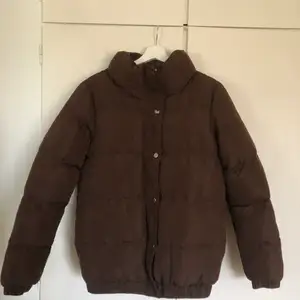 Säljer denna mörkbruna jacka från ASOS i stl S/M. Den är i väldigt fint/nytt skick och inte mycket använd, väldigt varm och mysig till hösten/vintern!🌟