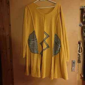 Snygg stickad klänning med fina detaljer - Supersnygg over sized stickad klänning med fickor fram,längd från Axeln 87 cm.aldrig använd ny