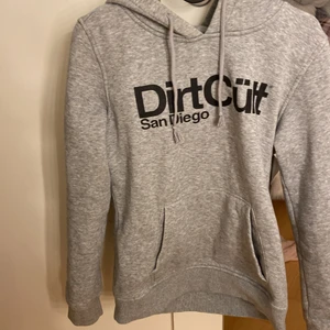 Grå dirtcult huddie -  Jag säljer denna hoodie på grund av att den inte används och den ett bra skick storlek S men fungerar även som xxs och xs Den är jättebra skick och trycket är inte trasig på något sätt kan säkert sänka priset💓 till typ 350💓