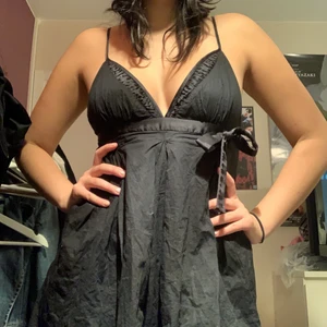 Klänning - Supersöt klänning från miss sixty, jätteskönt material och i perfekt längd på mig som är 167cm💟