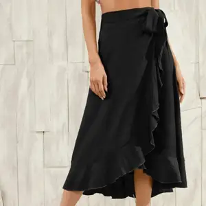 Lång kjol i tunn enkel material. Köptes för 139, säljer för billigt:) Aldrig använt. För fler bilder på detaljer eller frågor hör av er gärna 🤍
