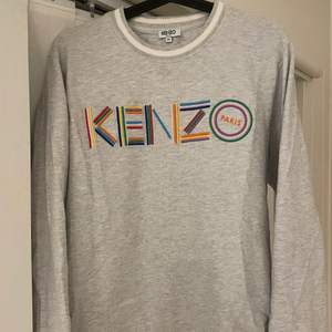 Hej! Säljer min Kenzo tröja från höstkollektionen 2018, men köpt i början av 2019. Har kvitto med mitt namn på och tillhörande förpackning etc. (Allt og) Originalpris 2500, köpte på rea men säljer för 499 kr. Storlek medium herr. Jag tar gärna emot bud!
