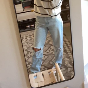 Jeans med hål - Ginas 90’s jeans med hål, mid waist skulle ja säga, jätte fina, typ nyköpta men de va fel storlek så ja vill gärna byta o köpa nya