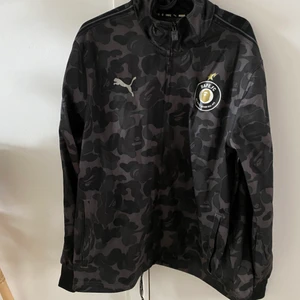 Bape X Puma tröja strl Xl  - Tröjan är i bra skick passar mer som strl L. Den är bekväm och går att spänna in i midjan. 