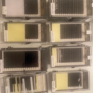  XLNT LASHES 0.20mm x 9-15mm - Blandade fransar från XLNT LASHES. C-böj, 0,20mm, 9-15mm. En del förpackningar är öppnade men alla fransar är i oanvänt skick såklart (finns flera förpackningar av vissa längder). 300kr för alla förpackningar. Hör av er vid frågor🥰