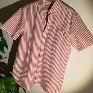 Carhartt Skjorta - Carhartt skjorta i rött/vitt. Fått i present men knappt använd så i nyskick. Storlek S