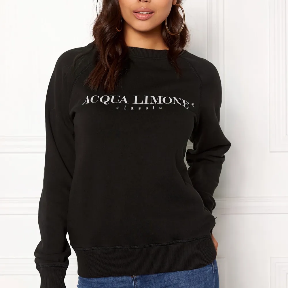 Säljer min acqua lemone swetshirt för att den inte används längre💕. Tröjor & Koftor.