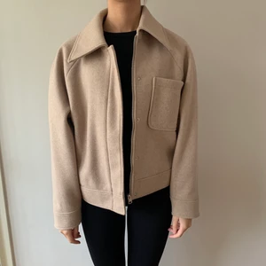 Beige kappa från NAKD  - Säljer en beige kappa från NAKD som jag tyvärr inte har fått någon användning av 😕    Kappan är i storlek 36 men passar också som ”S”.           Modellen är 171 cm lång och hon har vanligtvis storlek S i andra plagg💕.    Köparen står för frakt 📦    Kan mötas i Göteborg. Om köparen bor utanför eller ej kan mötas så står man själv för kostnaden.