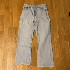 Vida jeans  - Hej, Säljer dom här vida jeansen i färgen ljusblå! Ganska korta men sköna, Har bara används några gånger! Dom har bara en liten gul fläck på baksidan men syns inte alls!Dom kostar 200kr!