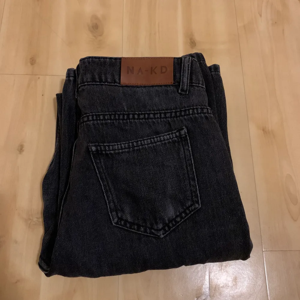Säljer dessa Nakd jeans i rak modell, då de är lite små. Jag skulle säga att storleken passar en mindre 36 eller en 34 ☺️ Frakten är inkluderad i priset! 💕. Jeans & Byxor.
