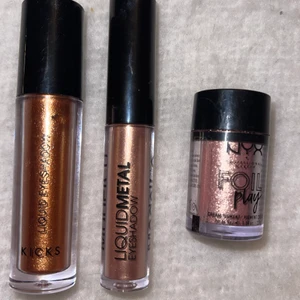 Glitter ögonskuggor - Hej! Jag säljer 2 stycken liquid eyeshadow och 1 pigment cream! Så fina som ögonskugga, att ha i ögonvrån, highlighter, ha på nyckelbenen osv, perfekta till halloween eller fest 🥰🥰 HELT OANVÄNDA, endast swatchade NU för att ta bild hit!💖  Värde: 300 kr. Säljer för: 39 kör styck eller 89 kr för alla 3 ❤️❤️❤️ 