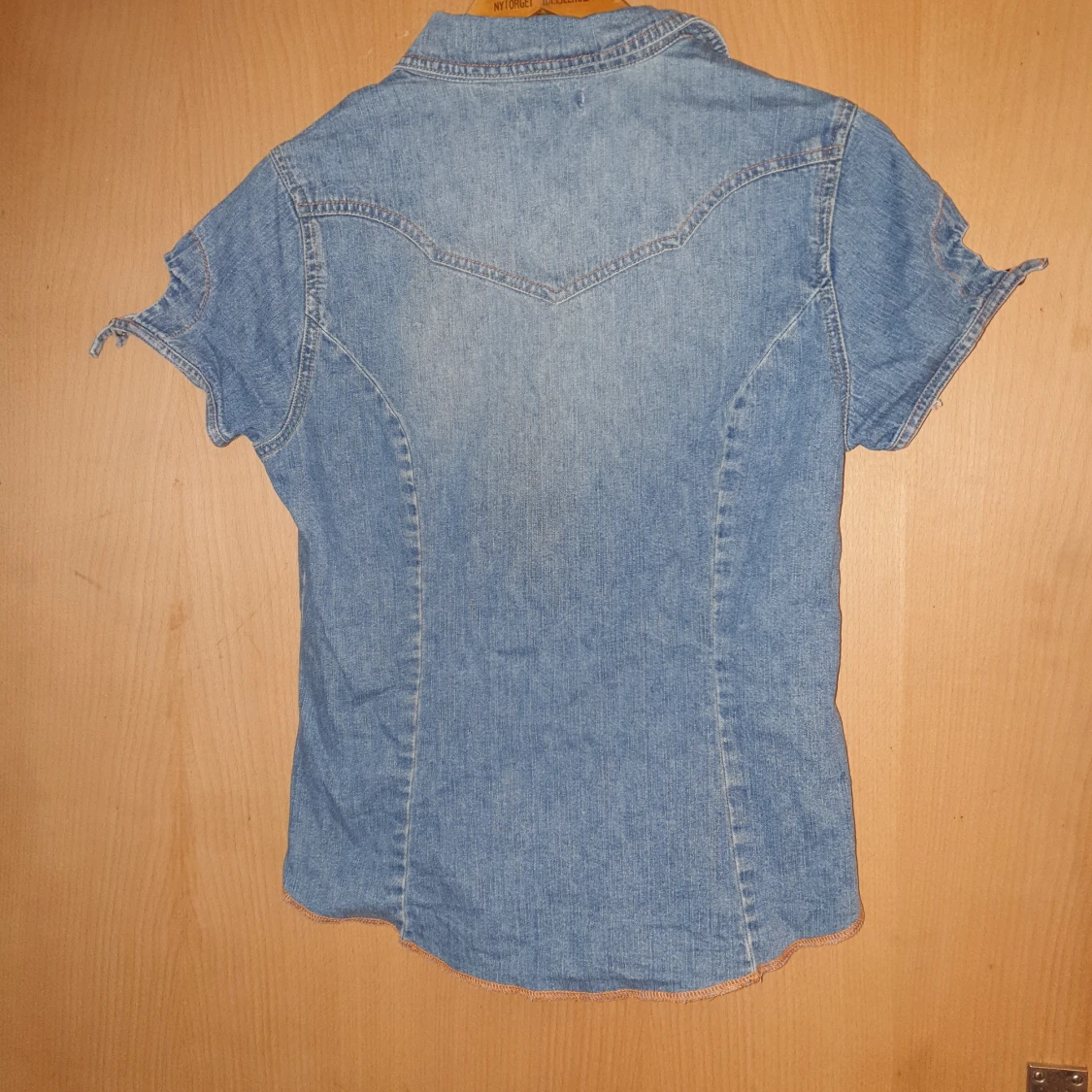 Snygg jeans skjorta med snygga detaljer - 90