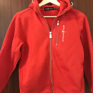 Jag säljer min röda Sail Racing hoodie då den är för liten. Har användt den väldigt sparsamt och få ggr. Det finns inga hål eller trasiga sömmar. Inga defekter. Där av så är tröjan i bra skick. Unik. Ny pris 1200 kr