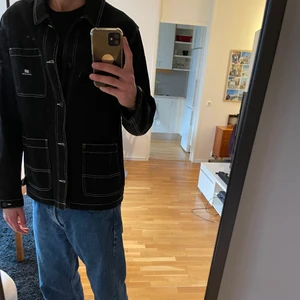 Sweet skateboards overshirt - Svart sweet skateboards overshirt med vita sömmar, i bra skick!  Jag är 190cm :-)