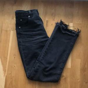 Säljer ett par grå/svart jeans i bra skick!! 