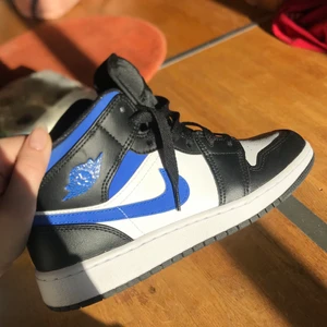 Air Jordan 1 Mid strl 38 - Köpta här på Plick, nyskick!! Säljer för att de va för små 😢 Skulle säga att de mer är strl 37. 1500 inklusive frakt 💗💗 Box tillkommer !