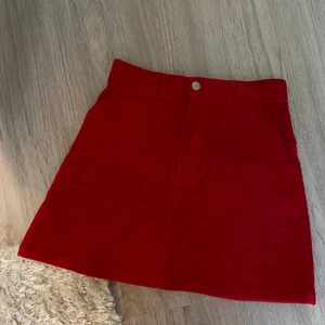 Röd manchesterkjol - Skrikröd manchesterkjol. Säljer pga för liten. Såå fin på❤️