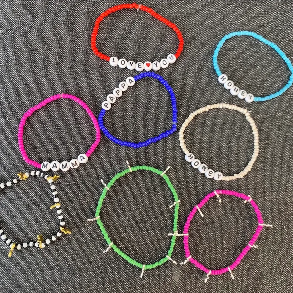 Säljer egengjorda armband, 1st för 25kr (gratis frakt). 2st för 30kr (gratis frakt), 3st 35, TEXT EFTER ÖNSKEMÅL!. Accessoarer.