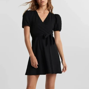 Gina Tricot Klänning  - Säljer min helt nya klänning från Gina Tricot i färgen svart! Oanvänd och i bra skick! Slutsålt, tveka inte på att höra av dig vid intresse eller frågor! 💞