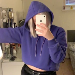 Lila hoodie  - Säljer min lila hoodie från SHEIN eftersom den aldrig kommer till användning längre. Det är jätte fin i färgen och inte urtvättad. Snörena är lite lite slitna men inget man tänker på speciellt mkt. Köpt för 200kr säljer för 90 kr + frakt 