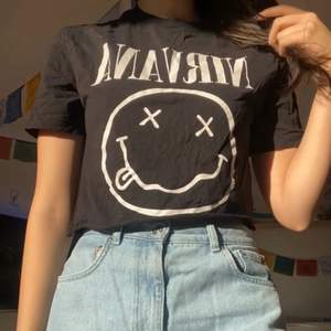 Croppad T-shirt med Nirvana tryck