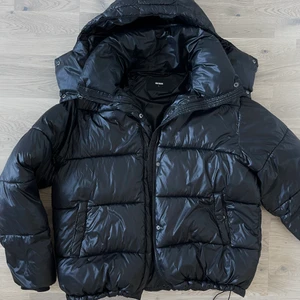 Puffer jacket  - Säljer denna populära puffer jacket då den inte kommer till användning. Knappt använd och i nyskick ✨ Jag har vanligtvis strl xs-m, men valde att ha jackan lite mer oversized. Köparen står för frakten. Om fler är intresserade blir det budgivning. Dm för fler bilder. Direkt köp 1000kr