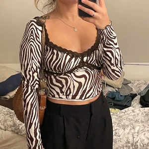 Zebra topp - Jättefin topp i något slags zebra mönster i storlek S💕