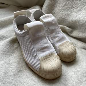 Vita superfina Adidas skor! Änka att ta på och sköna att använda. Säljer dom då jag tyvärr inte använder dom så mycket🤍 kunden står för frakten🌸