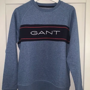 Gant sweatshirt, blå strl M - Snygg o fräsch sweatshirt ifrån Gant. Passar både till vardag och till finare tillfällen då den är väldigt bekväm. Storleken är för ca: 176 cm lång person så ungefär storlek M. Helt oanvänd så kommer alltså i nyskick. Nypris: 599kr, säljs för 200kr. Strl M ifrån Gant🖤